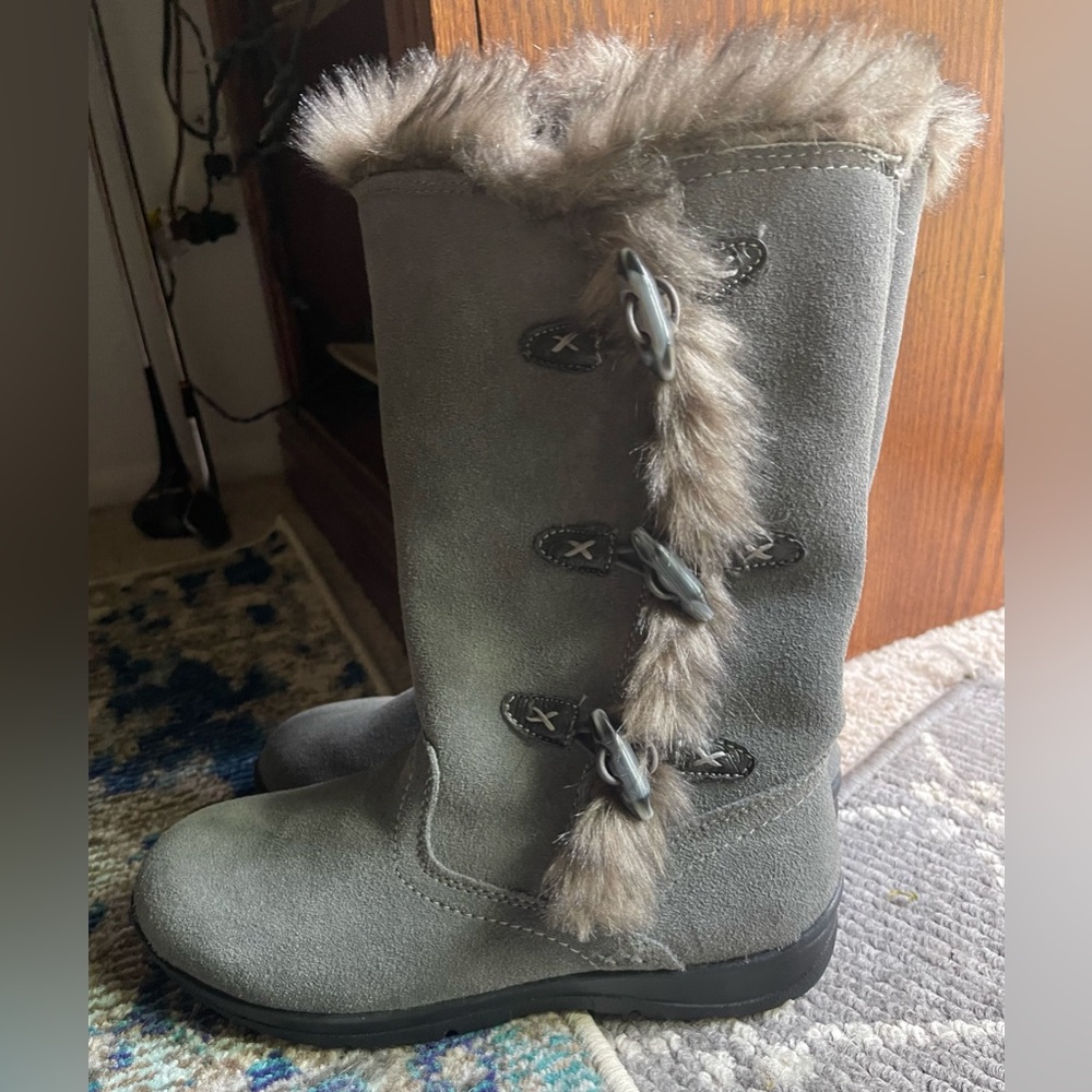 White Mountain gray size 8 faux fur fully lined